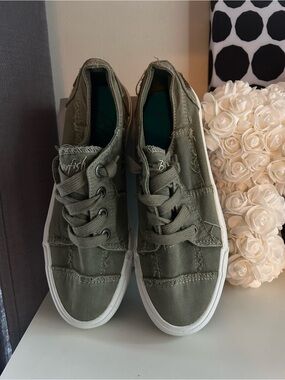 Blowfish Malibu Olive Boat Shoe Slip-On Sneakers. Women’s Size 7